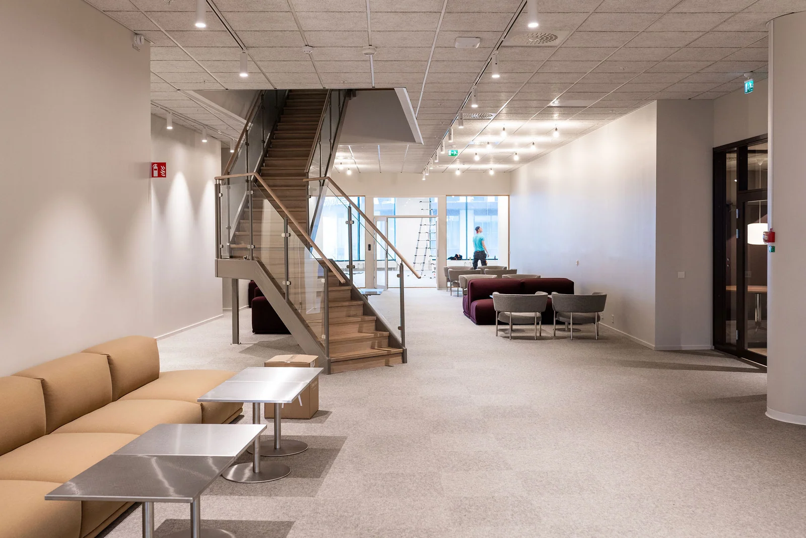 Axfoods huvudkontor, modern lobby med trapp och kontorslandskap