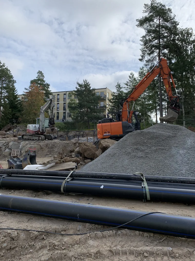 Markarbeten med grävmaskin och rör i Solnaprojekt