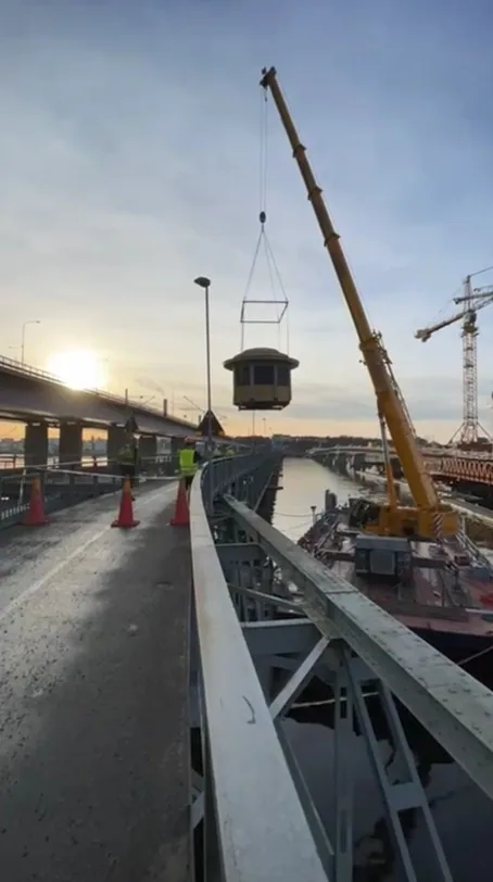 Vindarnas tempel, K-märkt paviljong lyfts med mobilkran från Lidingöbron