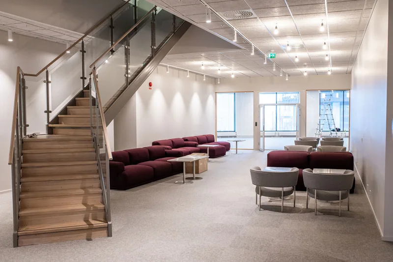 Modern reception med trapphus, plats för projektmöten