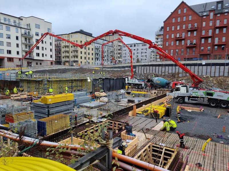 Grundläggning Persikan, betongpump och betongbil i Stockholm