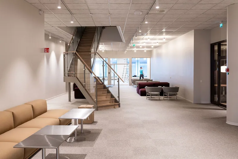 Axfoods huvudkontor, modern lobby med trapp och kontorslandskap