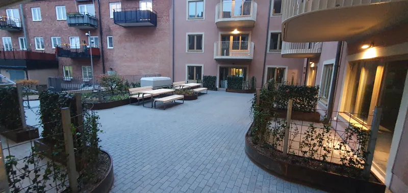 Innergård i Stockholms-BRF med balkonger och fasadrenovering